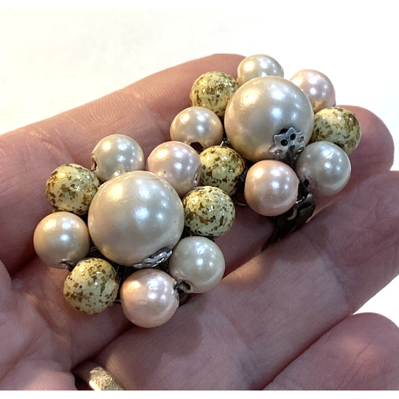 Vintage clip on earrings pink white pearl finish & gold confetti bead clusters - Picture 4 of 4